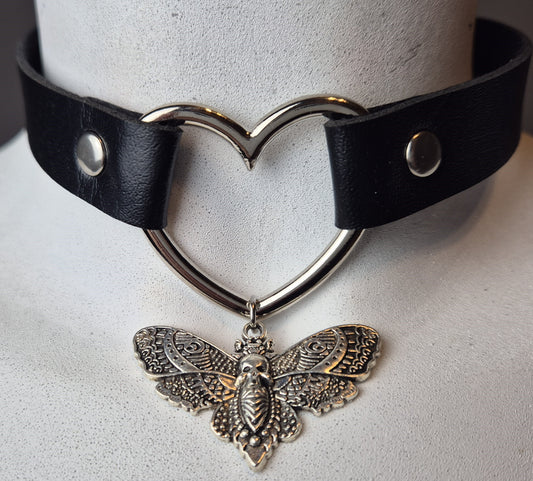 Chocker in ecopelle con cuore in metallo e ciondolo Falena