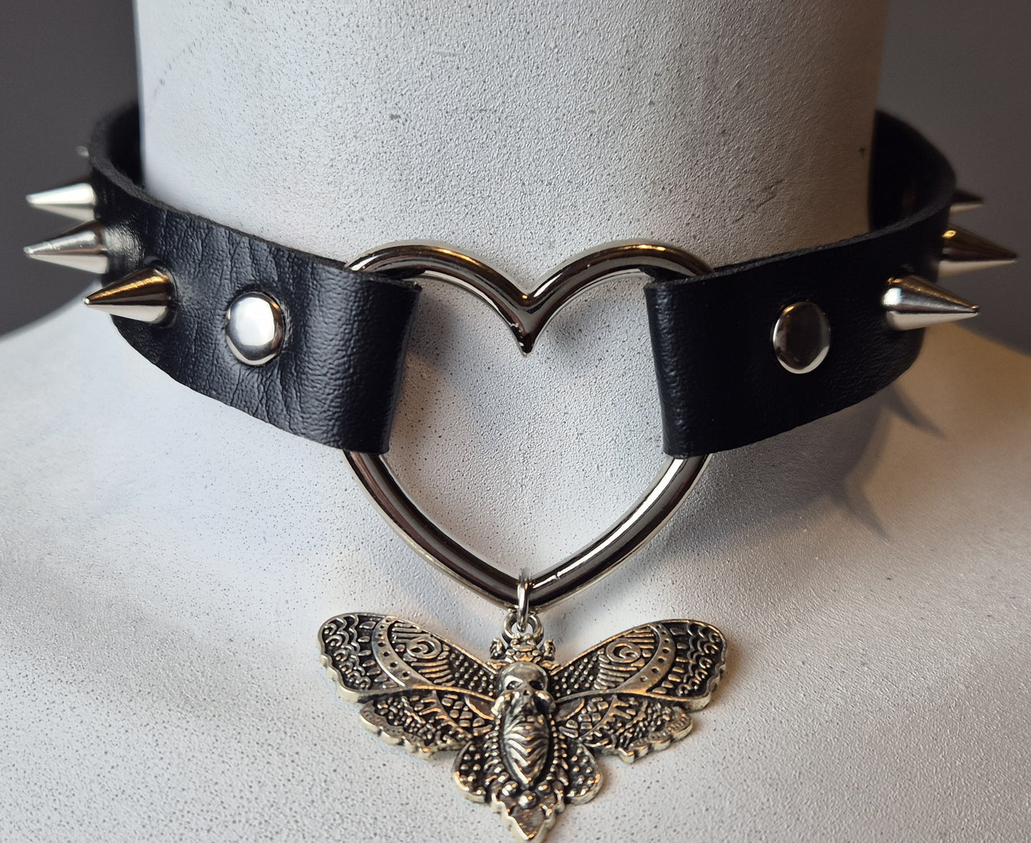 Chocker in ecopelle con Cuore in metallo ciondolo Falena e Borchie Piccole